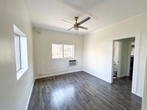 Bright Studio Near Koreatown with High Ceilings and Hardwood Floors – photo 1