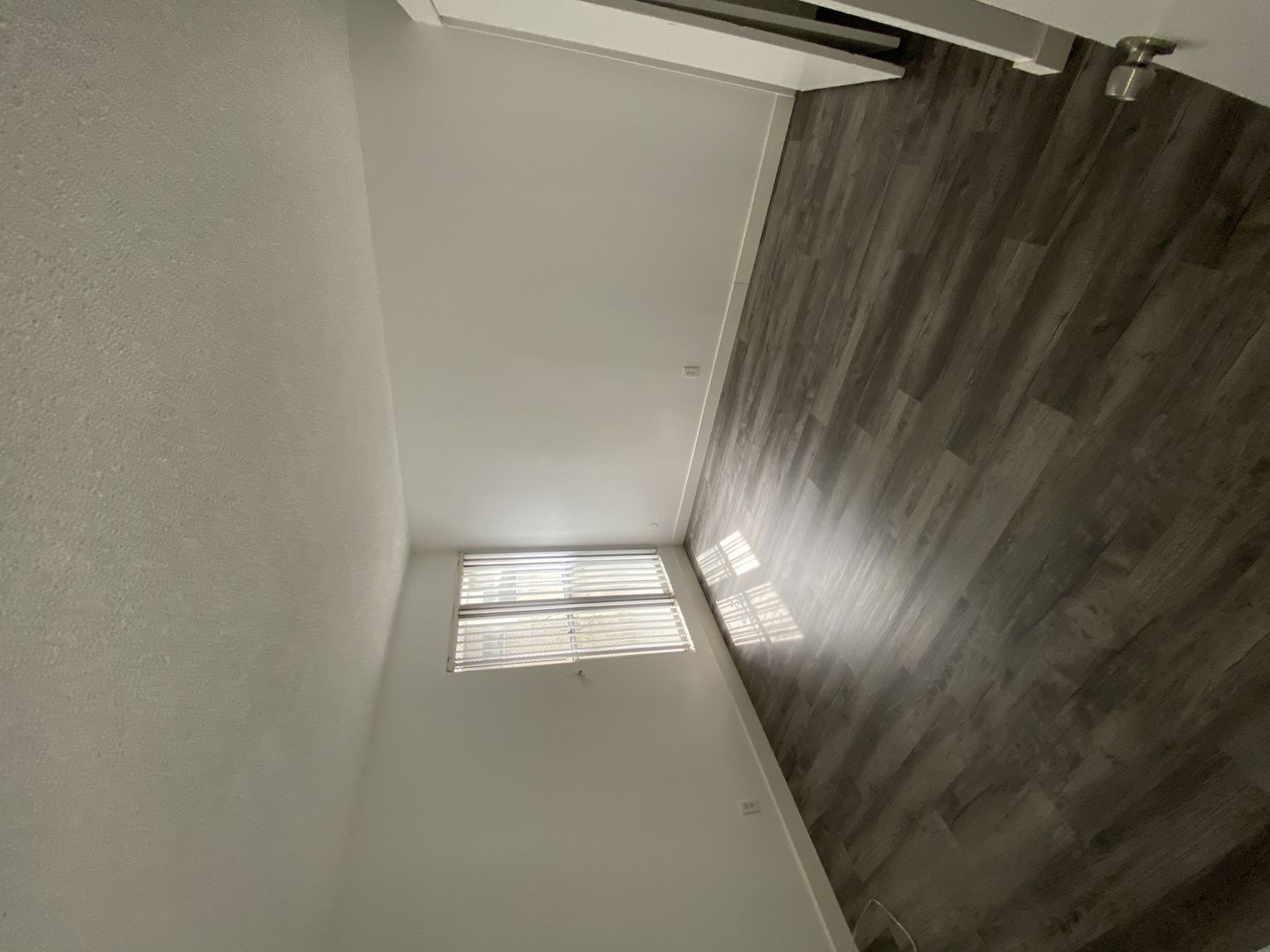 Hawthorne Apartment: 11708 Oxford Avenue