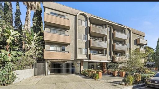 Spacious 2 Bed / 1 Bath in Highly Sought-After Hollywood – photo 1