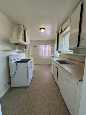 1 Bedroom Small House with Detached Garage, Laundry Hook-Ups
