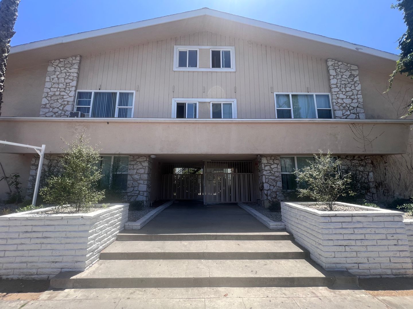 Los Angeles Apartment: 5350 Russell Avenue