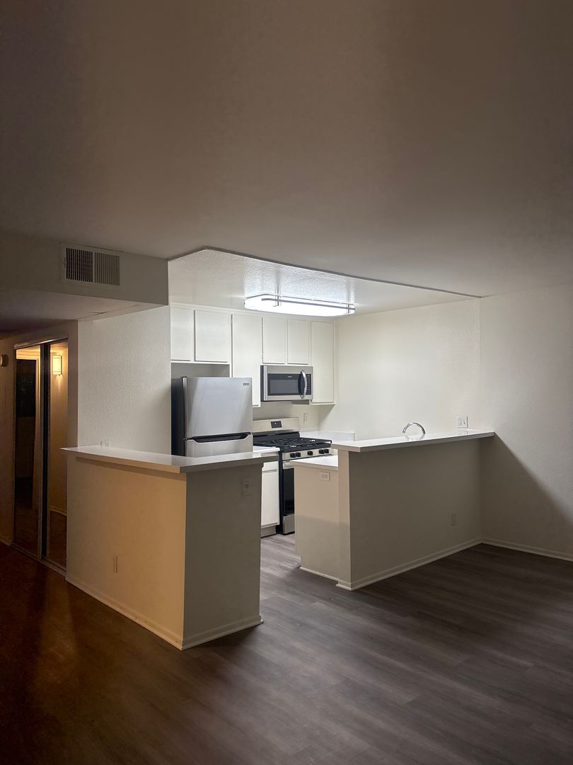 Sherman Oaks Apartment: 14543 Burbank Boulevard