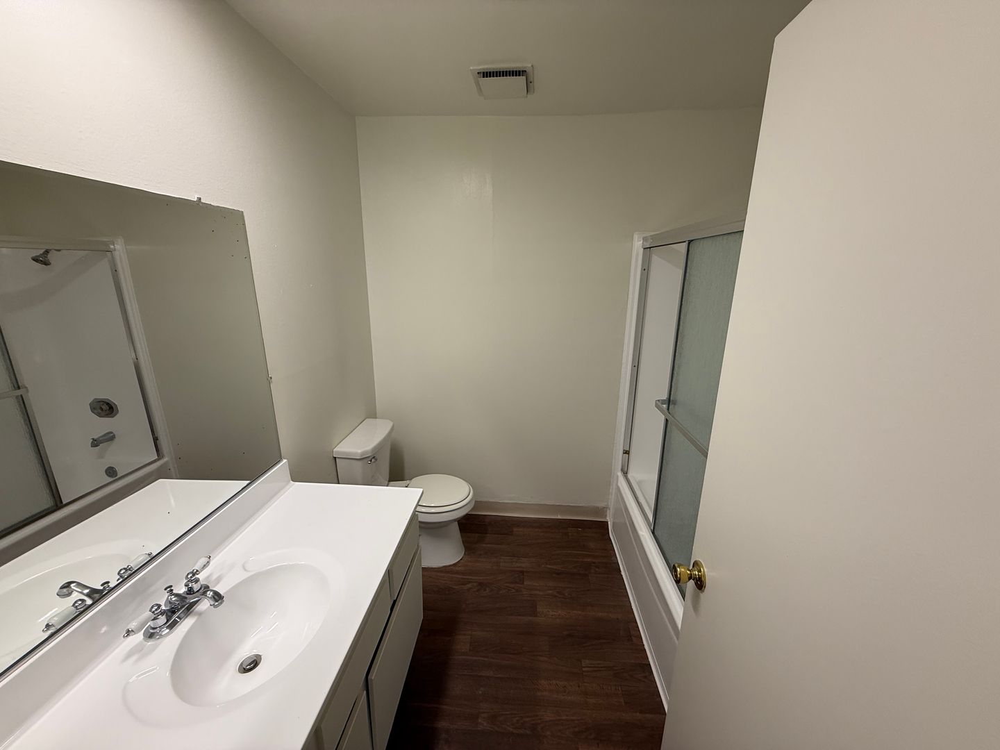 Tarzana Apartment: 18615 Burbank Boulevard