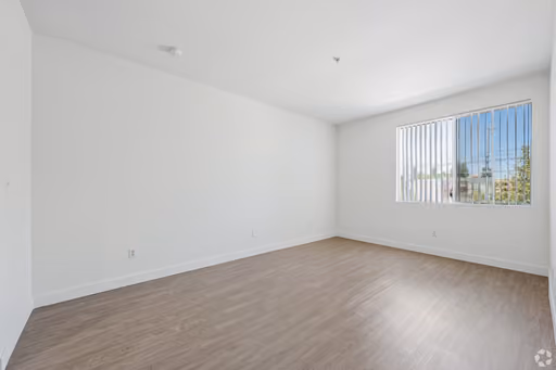 Huge Private bedroom in shared 2bd/2a apartment.
