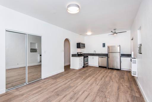 GORGEOUS RENOVATED FRONT FACING GROUND FLOOR 1BR!! – photo 1