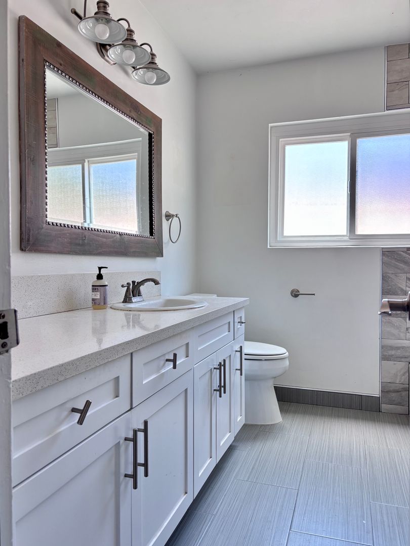 Los Angeles Apartment: 928 South Sherbourne Drive