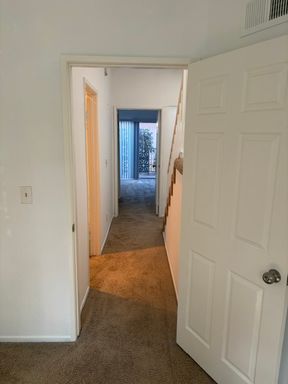 Beautiful 2-bedroom, 2.5-bathroom townhouse-style unit for rent. – photo 1