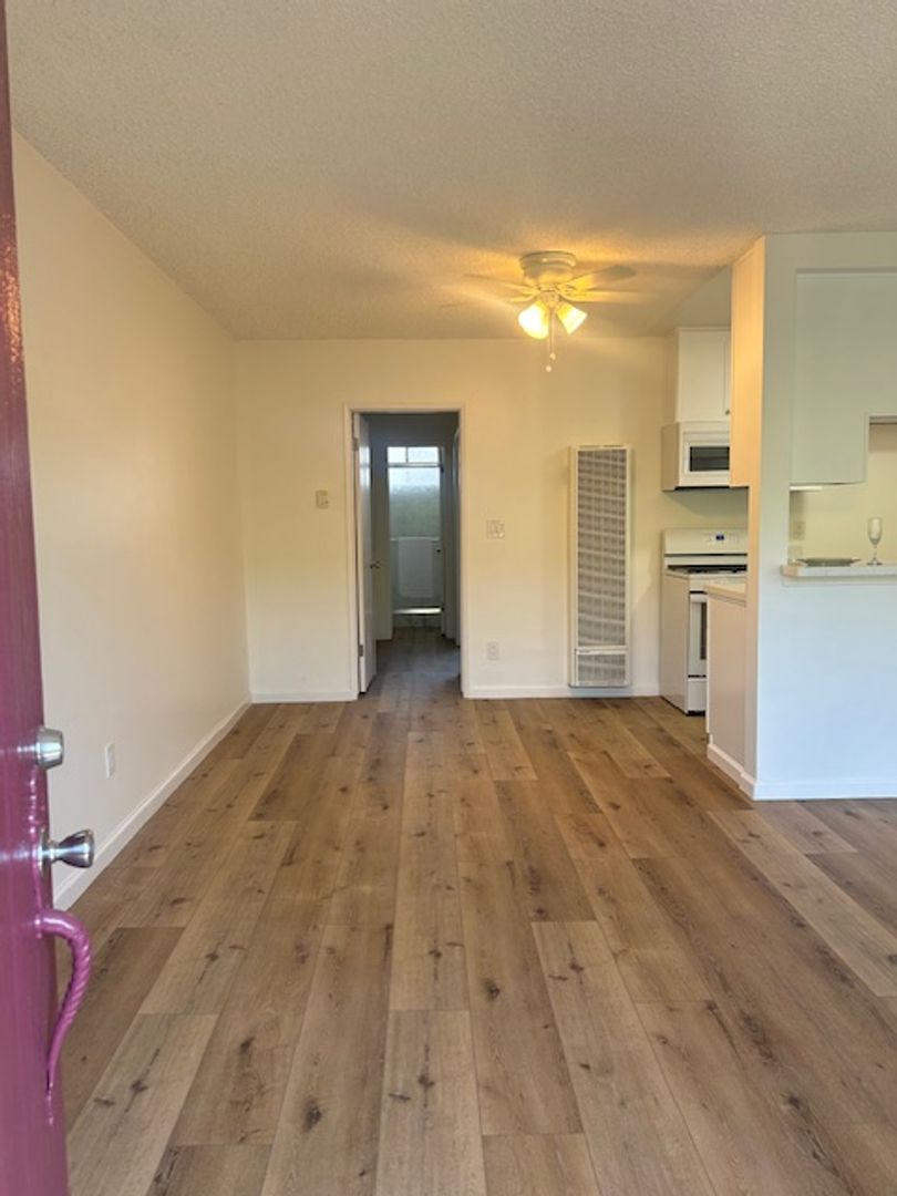 Northridge Apartment: 8545 Balboa Blvd.