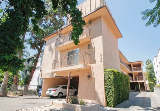 Beautiful Bright 1 Bedroom 1.5 Bath Loft with Parking & Pool - Available Now – photo 1