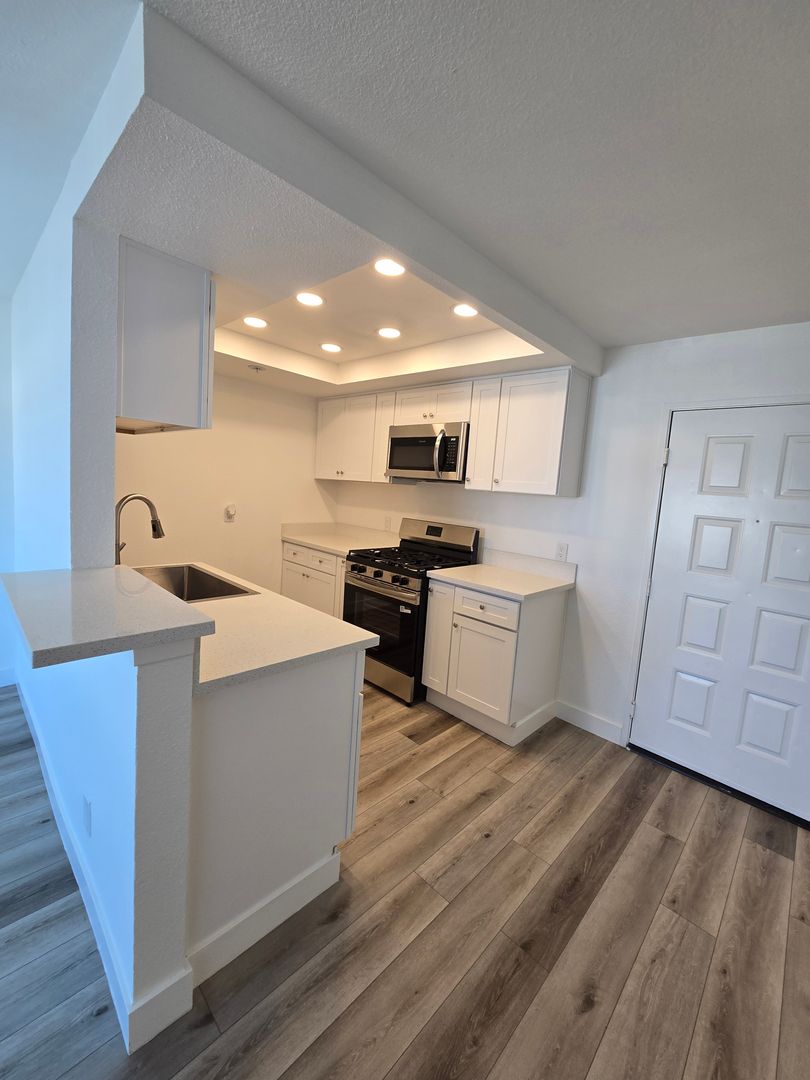 Panorama City Apartment: 9429 Van Nuys Blvd