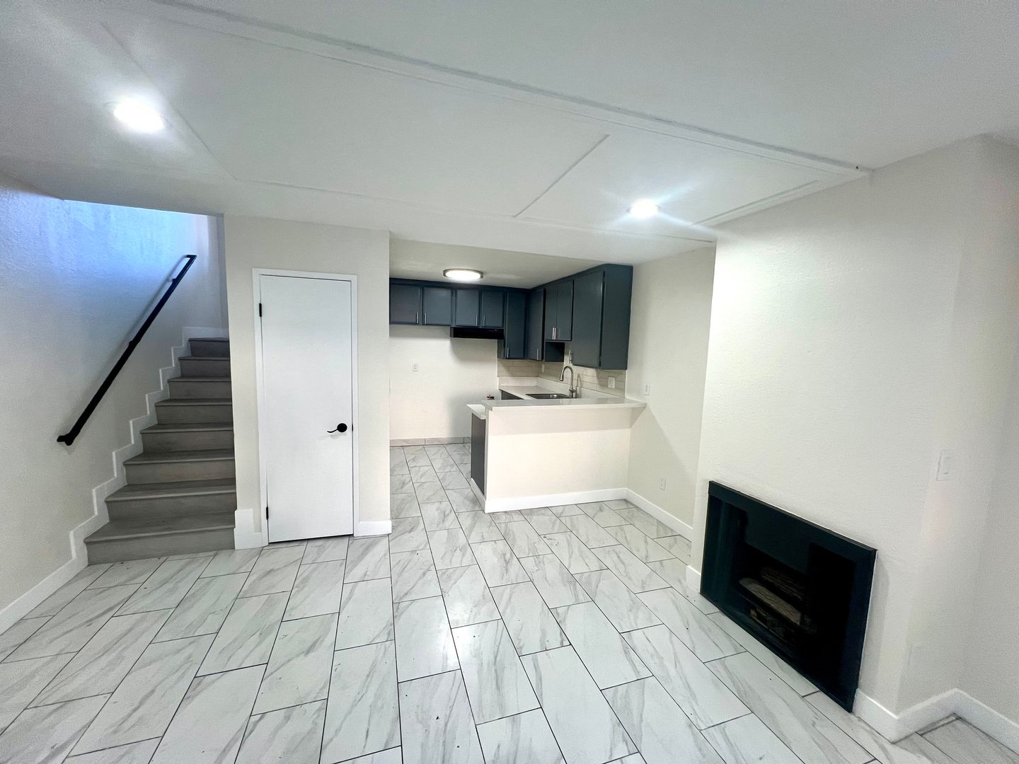 Van Nuys Apartment: 6911 Woodley Ave.