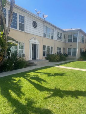 Spacious One Bedroom with Shared Garage! – photo 1