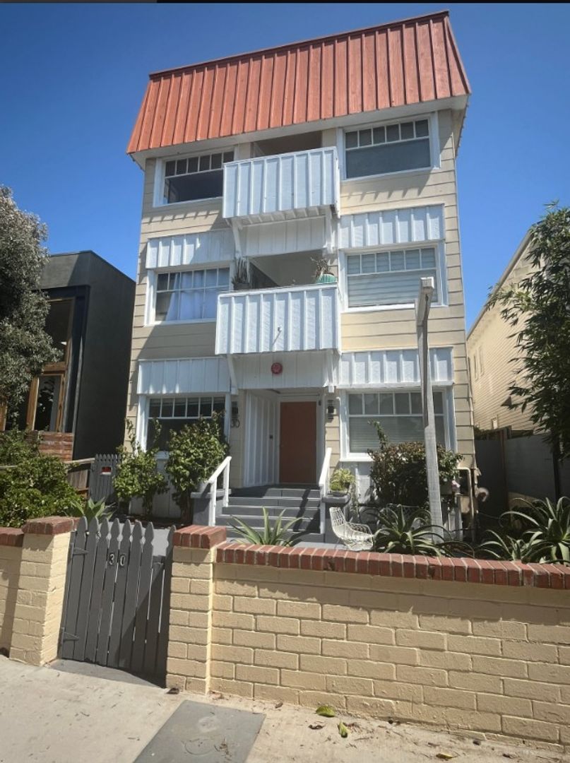 Venice Apartment: 30 Dudley Ave