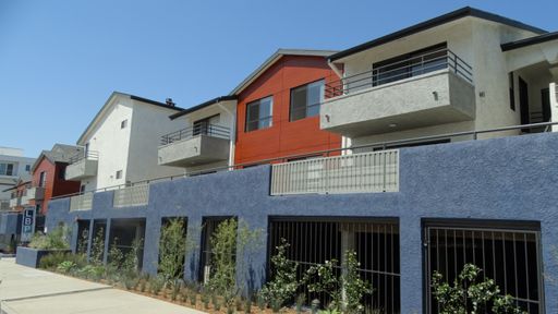 Newly Renovated, Large 2 Bedroom Apartment – photo 1