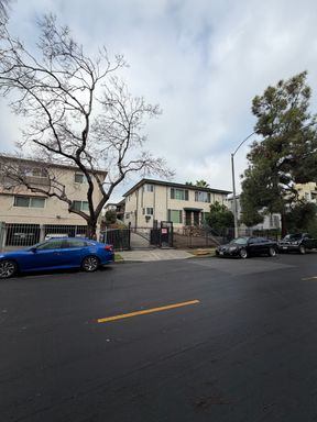 Spacious 1BR Apartment Near Koreatown – Prime Location, On-Site Laundry & Minutes to DTLA! – photo 1