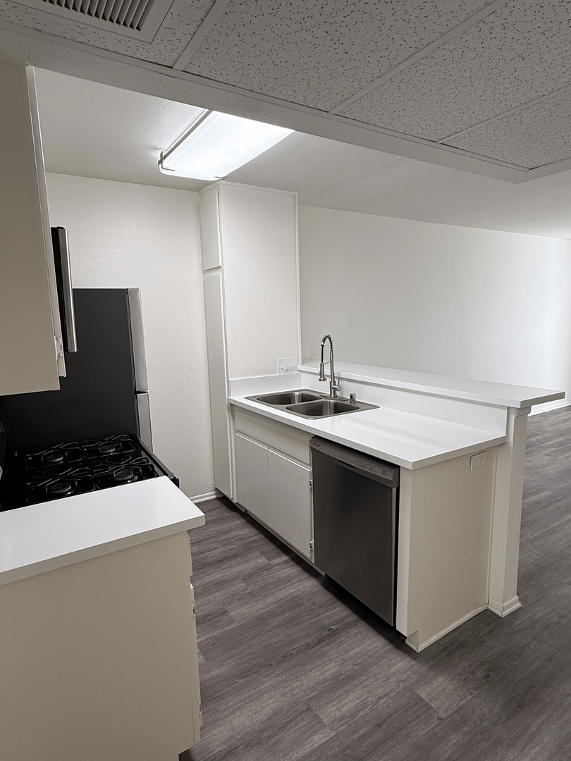 Sherman Oaks Apartment: 14543 Burbank Boulevard
