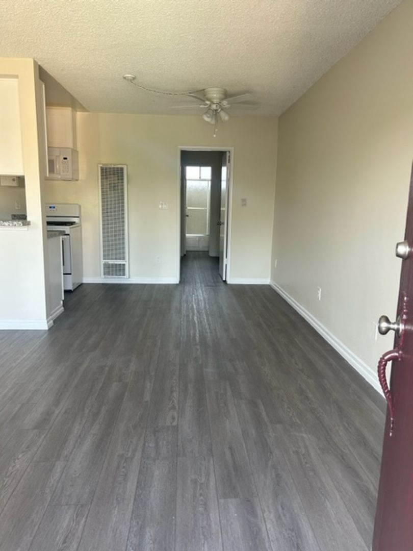 Northridge Apartment: 8545 Balboa Blvd.