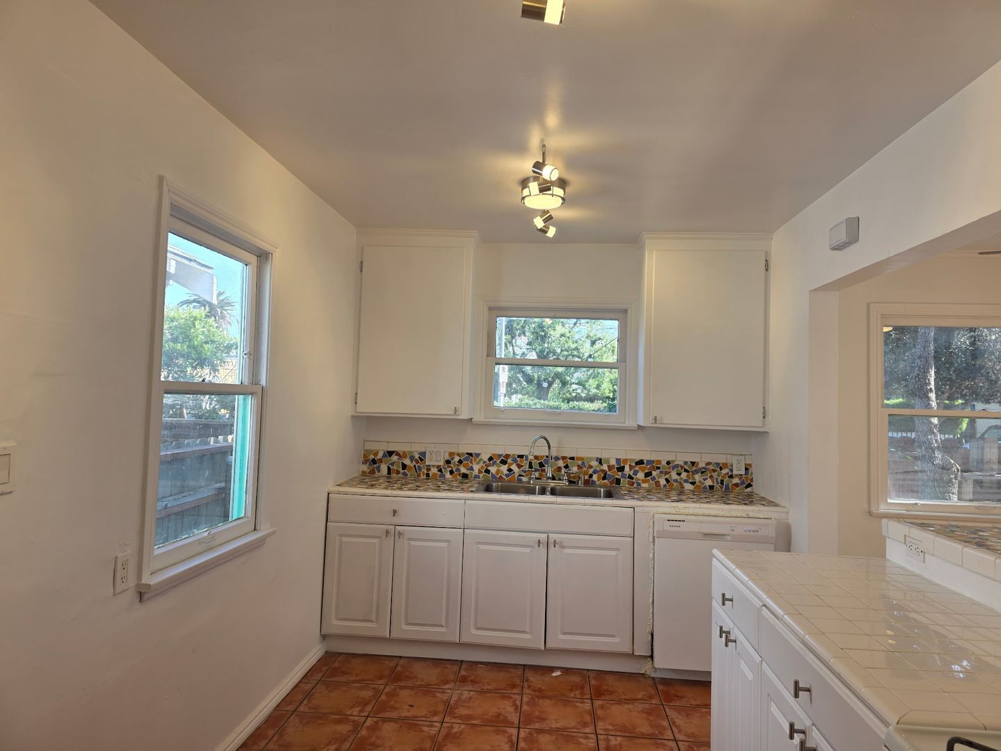 Venice Apartment: 311 Windward Ave