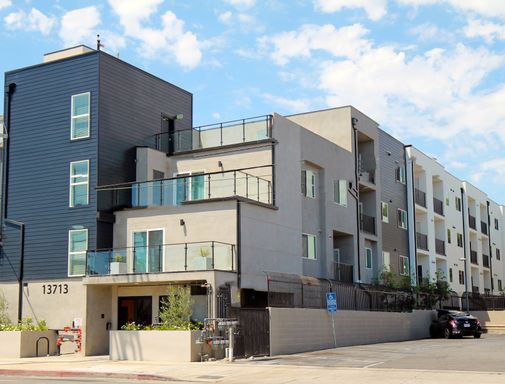 2 WEEKS FREE! Gorgeous & Modern 1 Bedroom Apartment in the Heart of the Valley with Stainless Steel Appliances and Private Large Balcony – photo 1