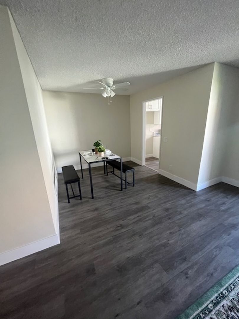 Sunland Apartment: 8608 Foothill Blvd
