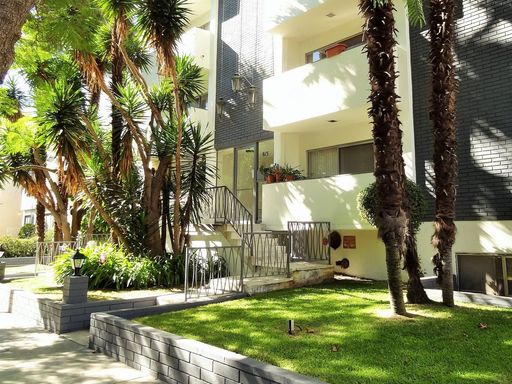 Recently Remodeled Corner Unit 1+1 Beverly Hills Adjacent! – photo 1