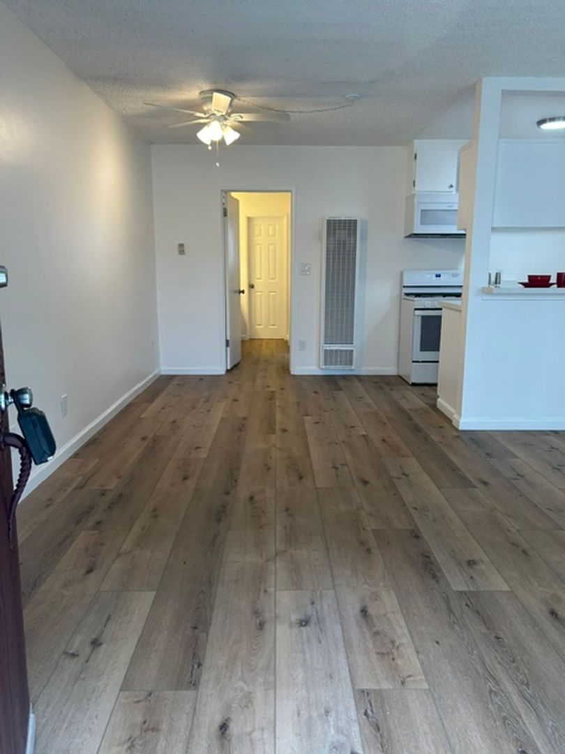 Northridge Apartment: 8545 Balboa Blvd.