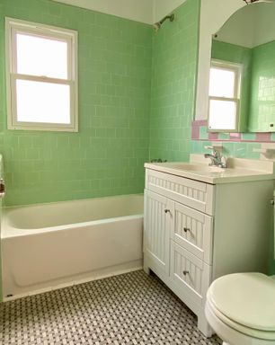 Beautiful and bright unit on corner top floor – photo 1