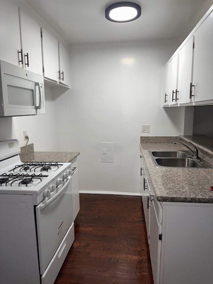 Northridge Apartment: 8545 Balboa Blvd.