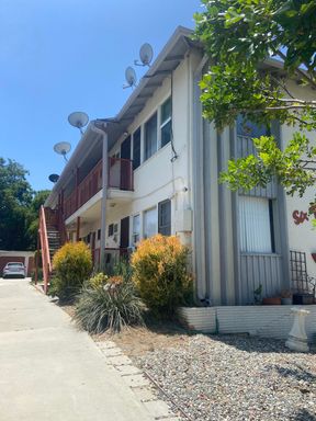 Top Floor Remodeled 1bd/1ba Apartment Available Now! – photo 1
