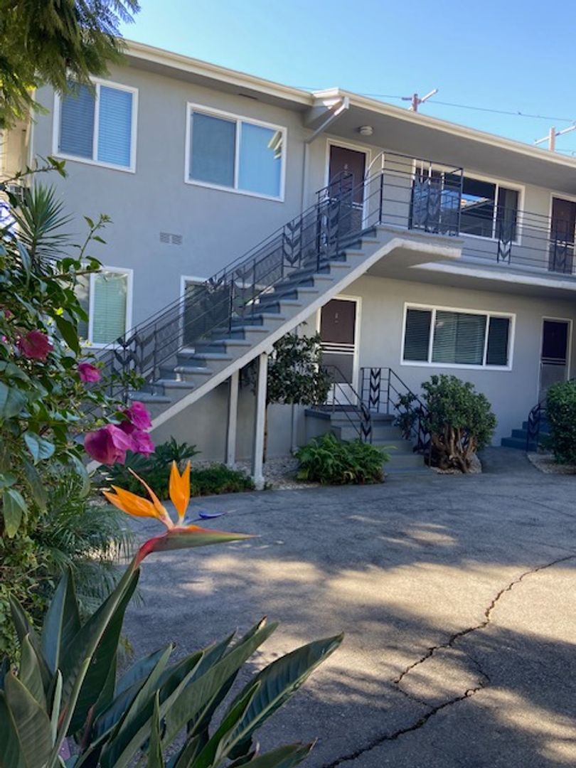 West Hollywood Apartment: 1117 N Laurel Ave.