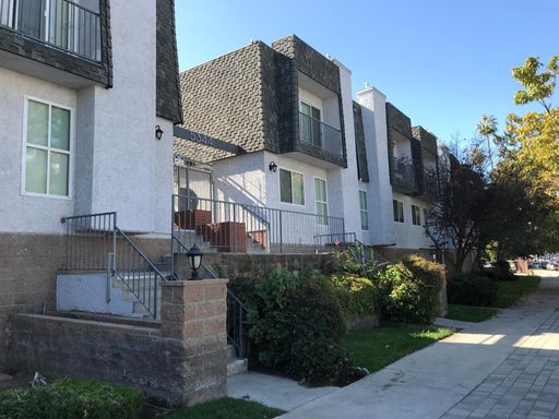Newly Remodeled Townhouse Style Unit Available Now! – photo 1