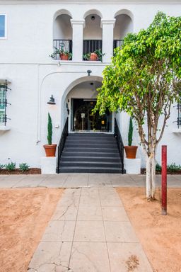 West Hollywood Sleek Renovated Studio With Private Yard!! – photo 1
