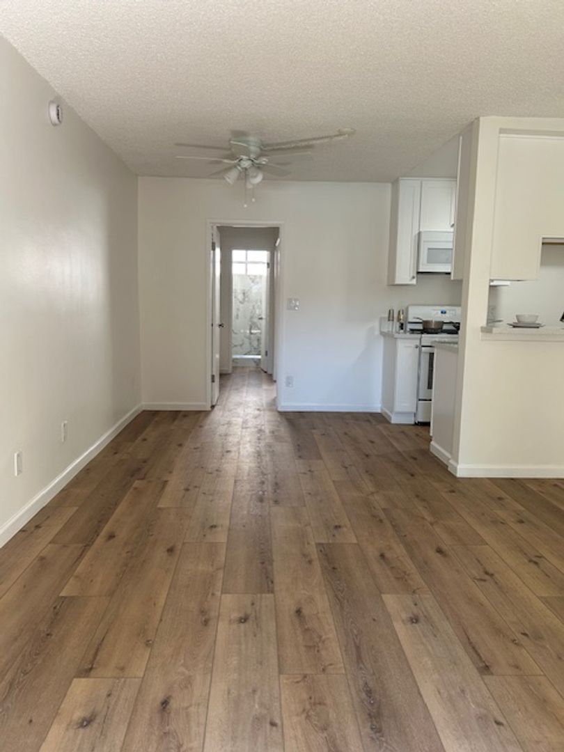 Northridge Apartment: 8545 Balboa Blvd.