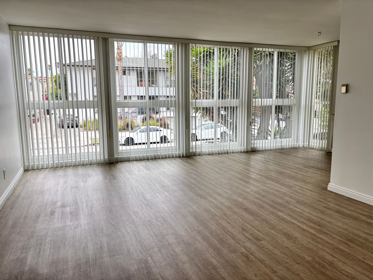 Los Angeles Apartment: 928 South Sherbourne Drive