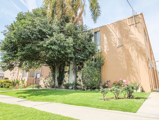 Remodeled & Bright Studio Apartment with Hardwood Floors near CSUN – photo 1