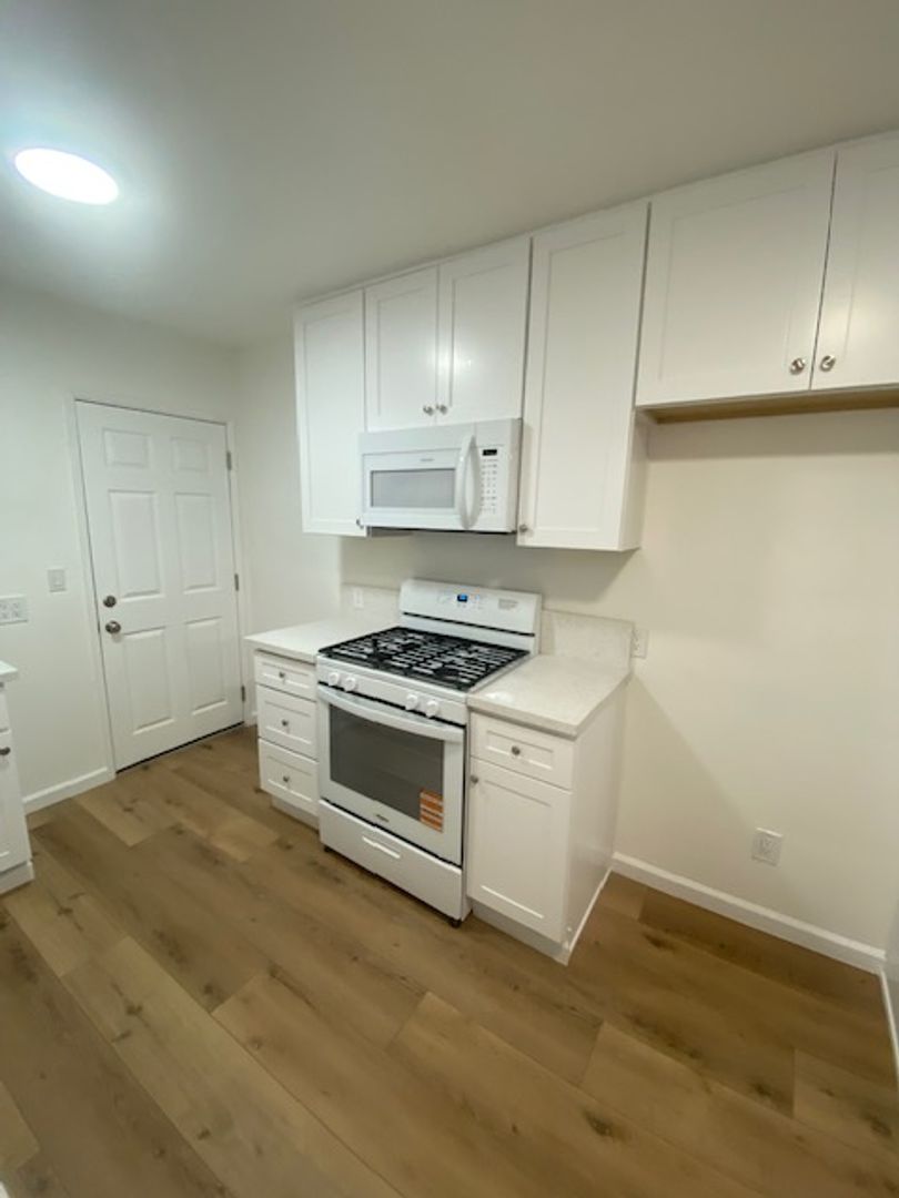 Van Nuys Apartment: 13759 Oxnard St