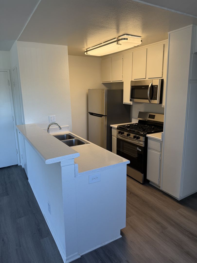 Sherman Oaks Apartment: 14543 Burbank Boulevard