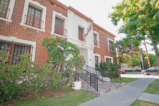 Charming 1 Bedroom 1 Bath Apartment walking distance from the Grove – photo 1