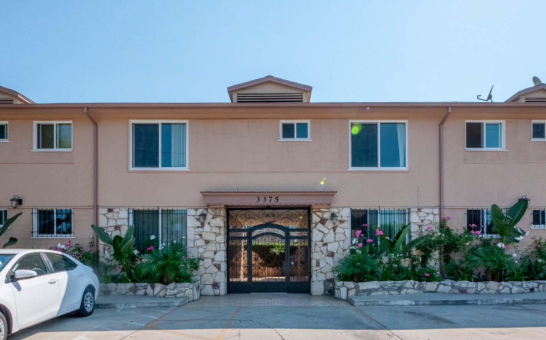 Los Angeles Apartment: 3375 Manning Ave.,