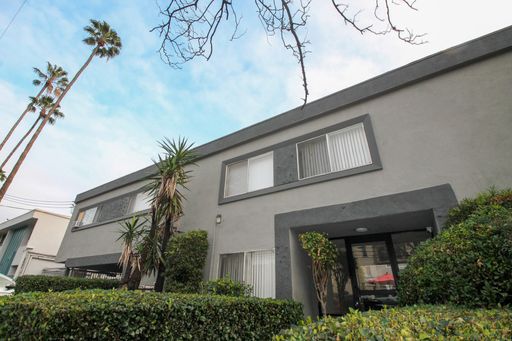 Spacious Upper 2 bed 1 Bath in Van Nuys – photo 1