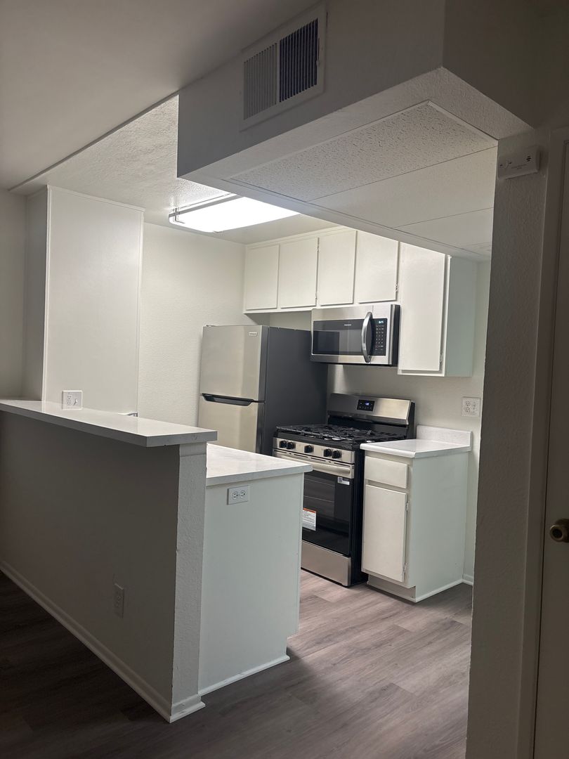 Sherman Oaks Apartment: 14543 Burbank Boulevard