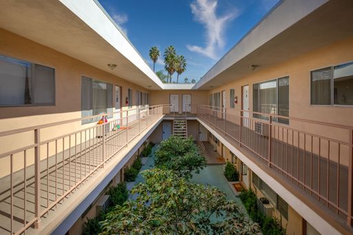 Spacious & Bright 3 Bedroom Apartment in the Heart of West Hollywood – photo 1