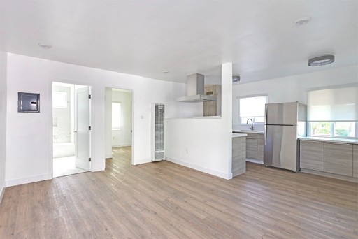 TOP FLOOR LIGHT AND BREEZY RENVOVATED WITH OPEN KITCHEN HOORAY!! – photo 1
