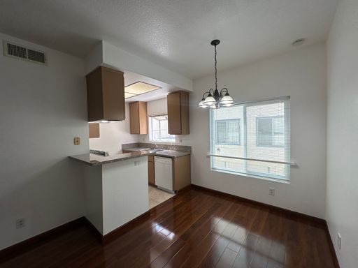 2 Bedrooms Townhome Style in City of Pasadena – photo 1