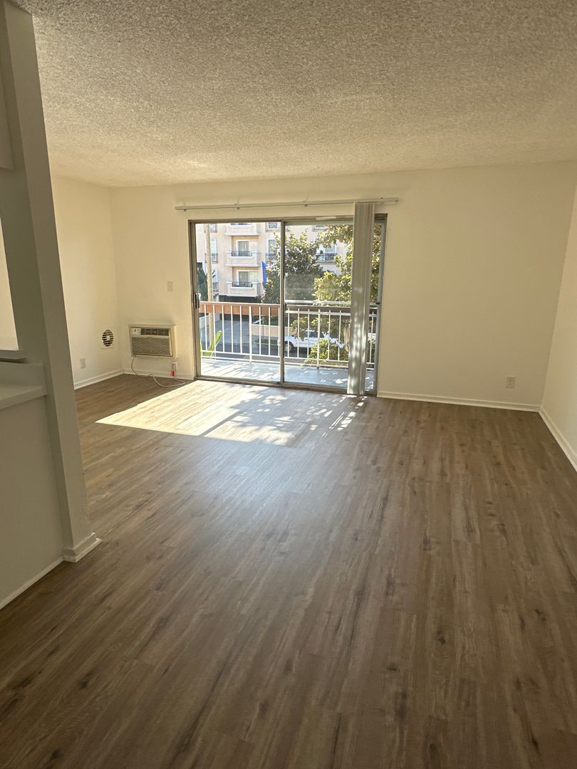 Los Angeles Apartment: 400 S. Kingsley Drive