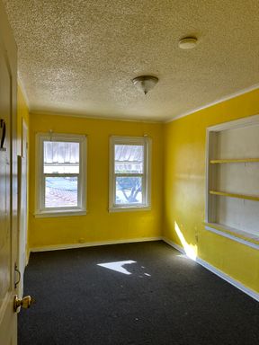 SHARED BATHROOM ENSUITE, NO KITCHEN BEDROOM