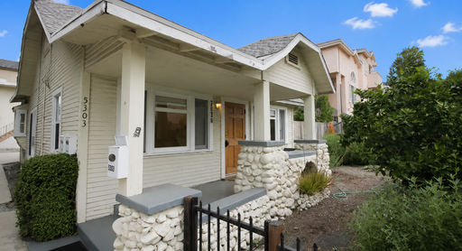 Gorgeous 1 Bedroom, 1 Bathroom Vintage Cottage Style Apartment-Home Now Available near the Heart of the NoHo Arts District! – photo 1