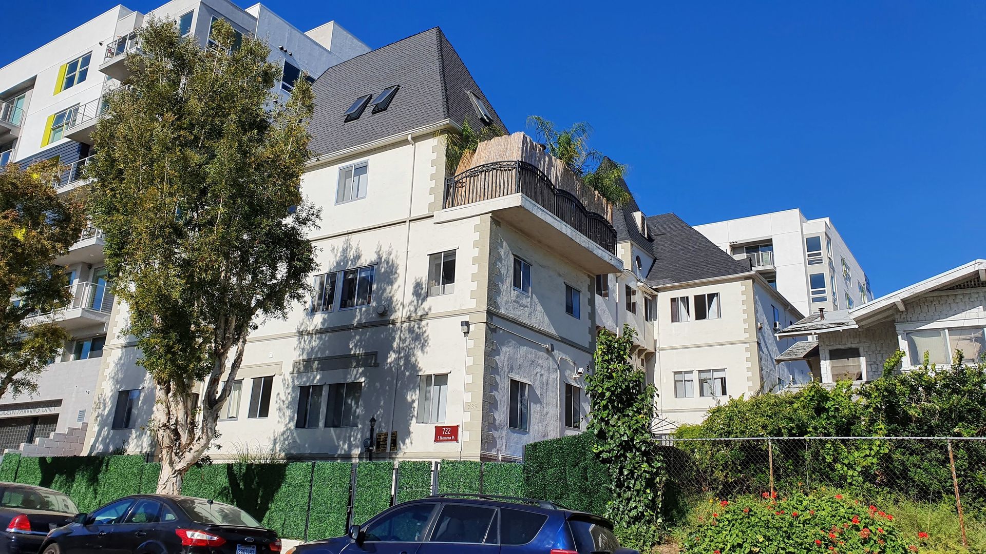 Los Angeles Apartment: 722 S Manhattan Place