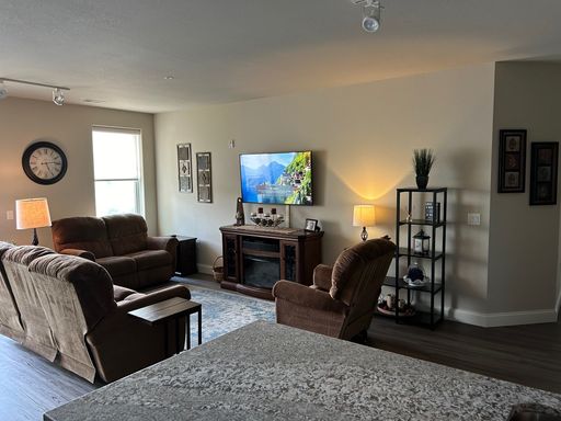 OFFERING 2 MONTHS FREE ON A SIGNED 18 MONTH LEASE! Free Spectrum wireless internet and cable for the first term of the lease. (exclusions apply) – photo 1