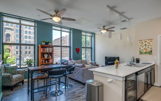 GORGEOUS 2 bed/2bath + Den **FREE Wifi** – photo 1